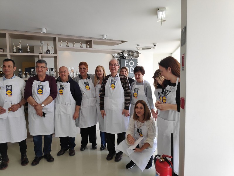 Στελέχη  και προσωπικό του Υπουργείου Παιδείας και Πολιτισμού παρακολουθούν το  μάθημα μαγειρικής  «Eastern Mediterranean Cuisine» / « Γεύσεις από την κουζίνα της Ανατολικής Μεσογείου»    και  ετοιμάζουν τα δικά τους  παρασκευάσματα!  16/4/2019.   