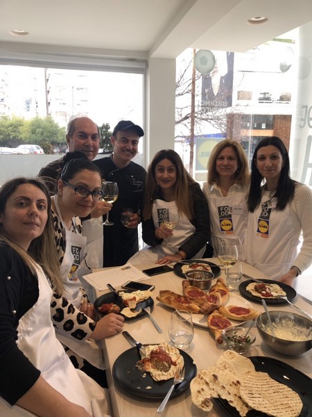 Στελέχη  και προσωπικό του Υπουργείου Παιδείας και Πολιτισμού παρακολουθούν το  μάθημα μαγειρικής  «Eastern Mediterranean Cuisine» / « Γεύσεις από την κουζίνα της Ανατολικής Μεσογείου»    και  ετοιμάζουν τα δικά τους  παρασκευάσματα!  16/4/2019.   