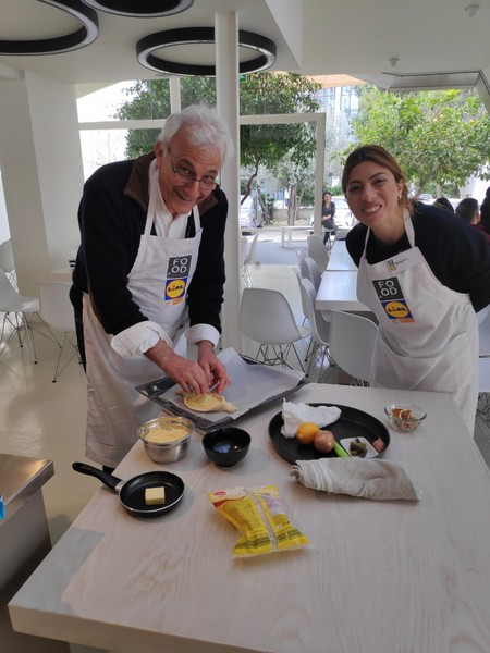 Στελέχη  και προσωπικό του Υπουργείου Παιδείας και Πολιτισμού παρακολουθούν το  μάθημα μαγειρικής  «Eastern Mediterranean Cuisine» / « Γεύσεις από την κουζίνα της Ανατολικής Μεσογείου»    και  ετοιμάζουν τα δικά τους  παρασκευάσματα!  16/4/2019.   