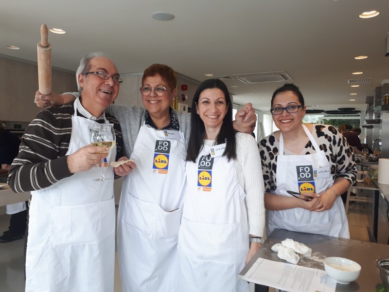 Στελέχη  και προσωπικό του Υπουργείου Παιδείας και Πολιτισμού παρακολουθούν το  μάθημα μαγειρικής  «Eastern Mediterranean Cuisine» / « Γεύσεις από την κουζίνα της Ανατολικής Μεσογείου»    και  ετοιμάζουν τα δικά τους  παρασκευάσματα!  16/4/2019.   