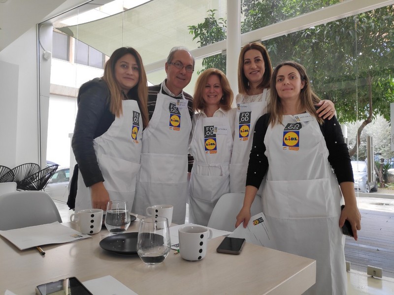 Στελέχη  και προσωπικό του Υπουργείου Παιδείας και Πολιτισμού παρακολουθούν το  μάθημα μαγειρικής  «Eastern Mediterranean Cuisine» / « Γεύσεις από την κουζίνα της Ανατολικής Μεσογείου»    και  ετοιμάζουν τα δικά τους  παρασκευάσματα!  16/4/2019.   