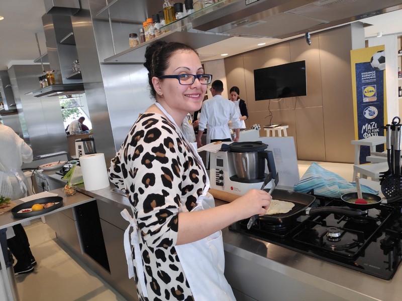 Στελέχη  και προσωπικό του Υπουργείου Παιδείας και Πολιτισμού παρακολουθούν το  μάθημα μαγειρικής  «Eastern Mediterranean Cuisine» / « Γεύσεις από την κουζίνα της Ανατολικής Μεσογείου»    και  ετοιμάζουν τα δικά τους  παρασκευάσματα!  16/4/2019.   