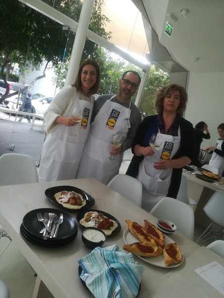 Στελέχη  και προσωπικό του Υπουργείου Παιδείας και Πολιτισμού παρακολουθούν το  μάθημα μαγειρικής  «Eastern Mediterranean Cuisine» / « Γεύσεις από την κουζίνα της Ανατολικής Μεσογείου»    και  ετοιμάζουν τα δικά τους  παρασκευάσματα!  16/4/2019.   