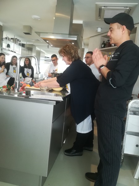 Στελέχη  και προσωπικό του Υπουργείου Παιδείας και Πολιτισμού παρακολουθούν το  μάθημα μαγειρικής  «Eastern Mediterranean Cuisine» / « Γεύσεις από την κουζίνα της Ανατολικής Μεσογείου»    και  ετοιμάζουν τα δικά τους  παρασκευάσματα!  16/4/2019.   